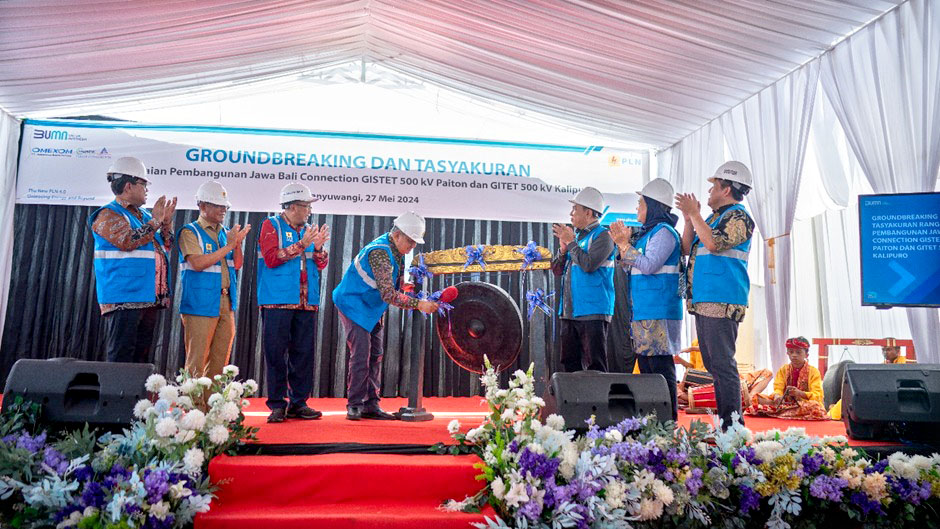 MERIAH: Pemukulan gong secara simbolis oleh Staf Ahli Gubernur Jatim Bidang Ekonomi, Keuangan, dan Pembangunan Joko Irianto sebagai penanda groundbreaking GISTET 500 kV Paiton dan GITET 500 kV