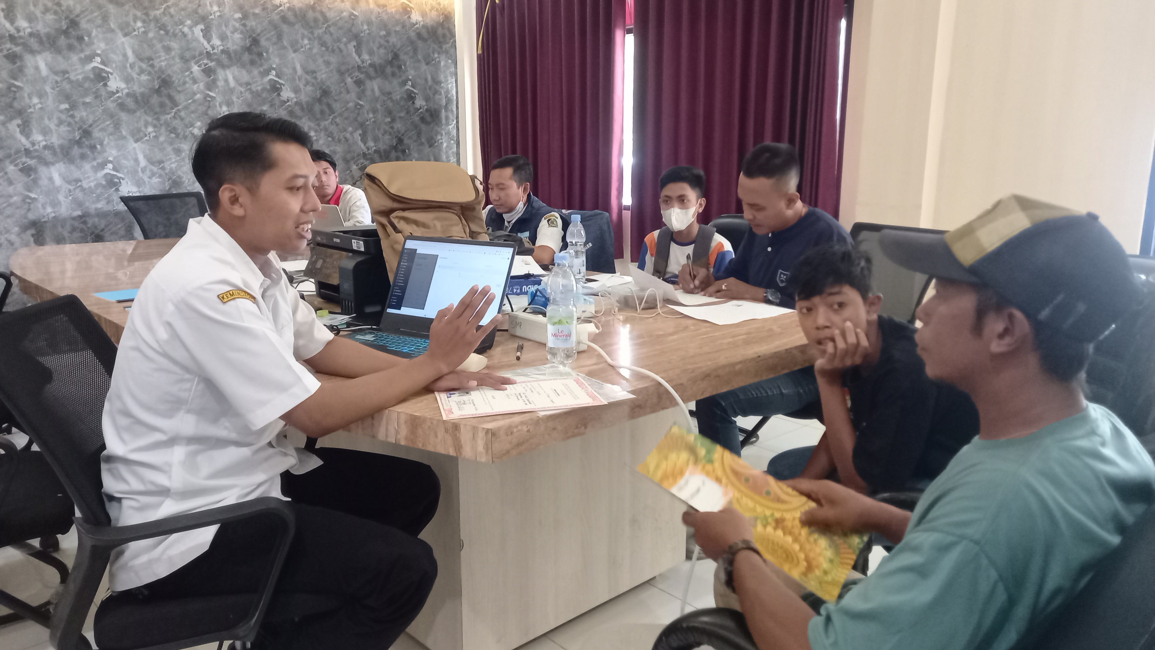 KONSULTASI APLIKASI PENDAFTARAN: Panitia PPDB di posko kantor Dispendik Banyuwangi menerima konsultasi dari calon peserta didik baru didampingi wali murid Rabu (12/6).