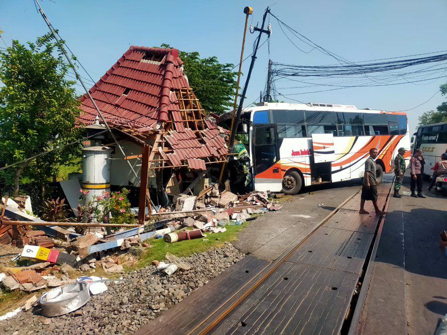 Bus menabrak Pos Jaga Lintasan 150 Desa Sumberagung, Kecamatan Grati, Pasuruan, Rabu (12/6).