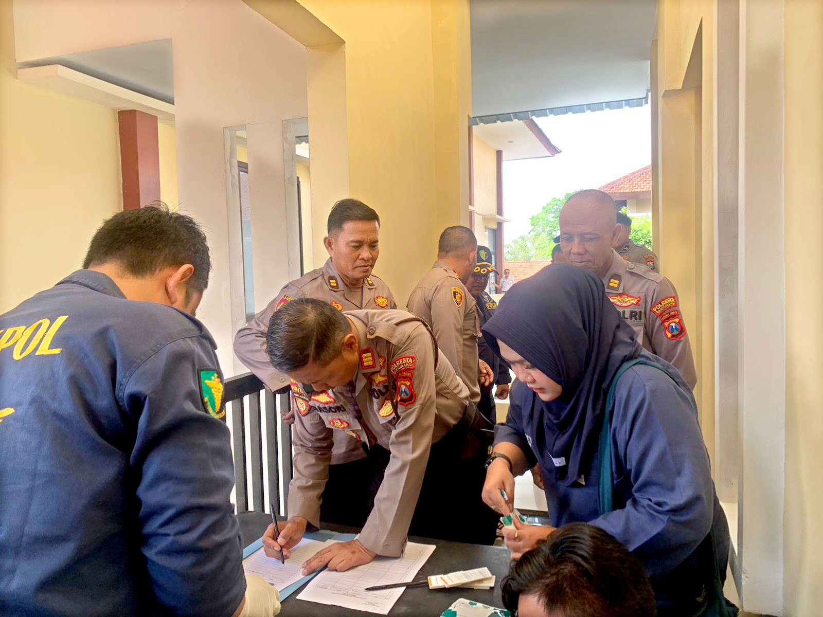 DIPERIKSA: Sejumlah personel Polresta Banyuwangi menjalani tes urine di Mapolresta Banyuwangi Rabu (12/6).