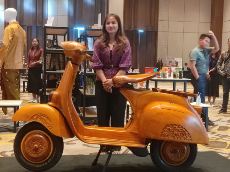 NUANSA ALAM: Motor Vespa berbalut kayu jati asli