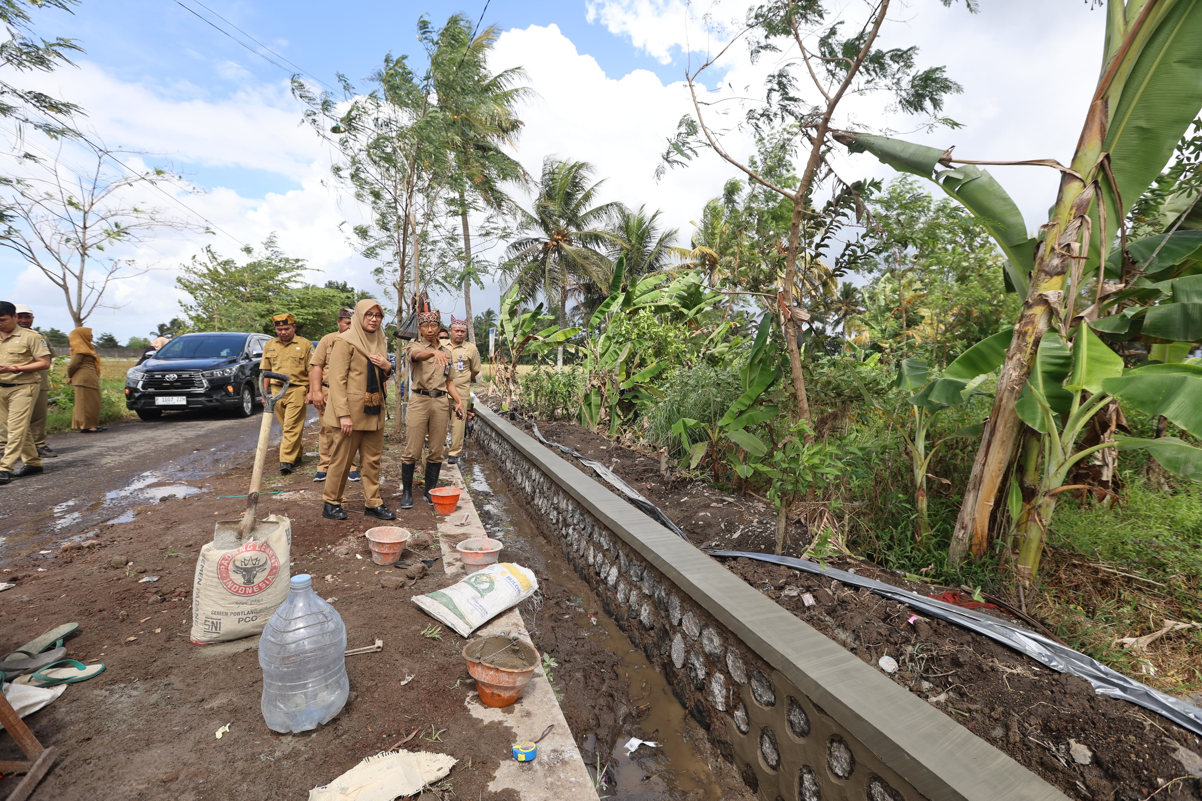 SALURAN IRIGASI: Bupati Ipuk Fiestiandani didampingi Kepala Dinas PU Pengairan Guntur Priambodo meninjau pembangunan infrastruktur pengairan di Desa Gendoh dan Temuguruh, Kecamatan Sempu.&nbsp;