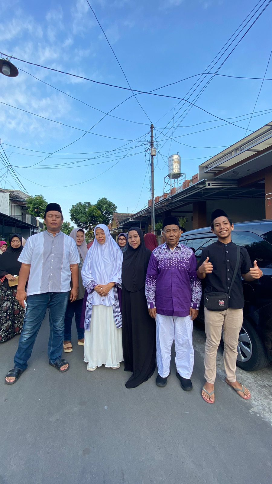 FOTO BERSAMA KELUARGA: Muhamad Ruslan (dua dari kanan) ketika diantar kerabat dan keluarga dari Perumahan Kebalenan Baru 1 menuju titik kumpul keberangkatan haji di Jalan Brawijaya pada 25 Mei lalu.