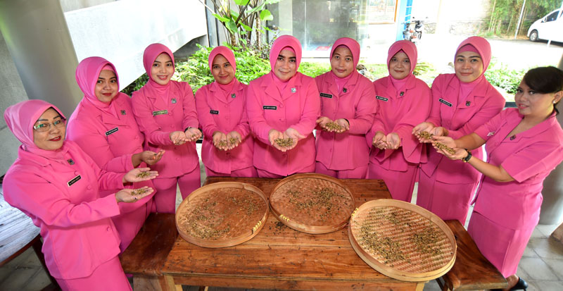 HASIL PEMILAHAN: Ny. Frida Budi (empat dari kiri), Ny. Deri Kusmin (tengah), dan Ny. Erni Hadi Waluyo (enam dari kiri), dan enam anggota Bhayangkari yang lain menunjukkan biji kopi sebelum disangrai.