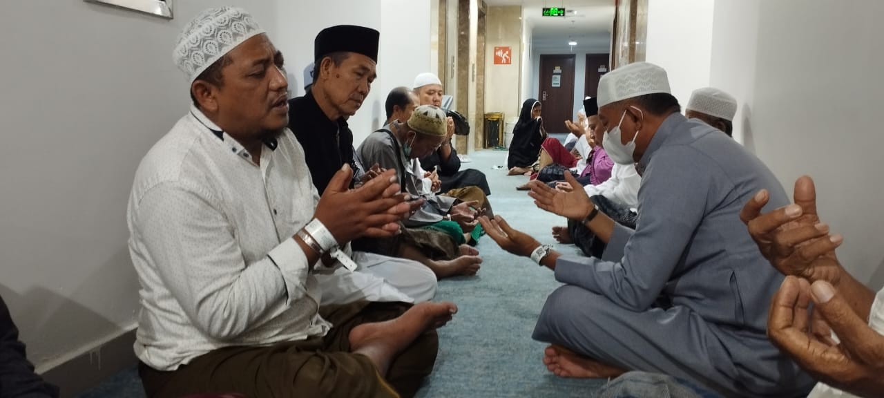 Jemaah Haji Banyuwangi kloter SUB-58 menggelar doa bersama.