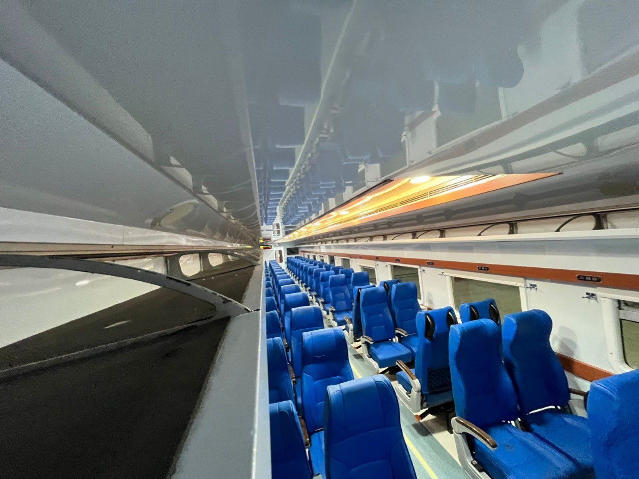 Interior kereta ekonomi new generation modifikasi yang akan dipakai KA Blambangan Ekspres dan KA Banyubiru.