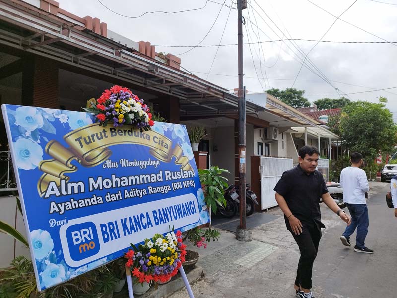 UCAPAN BELASUNGKAWA: Karangan bunga terpasang di depan rumah almarhum di Perumahan Kebalenan Baru 1 Jumat (14/6).