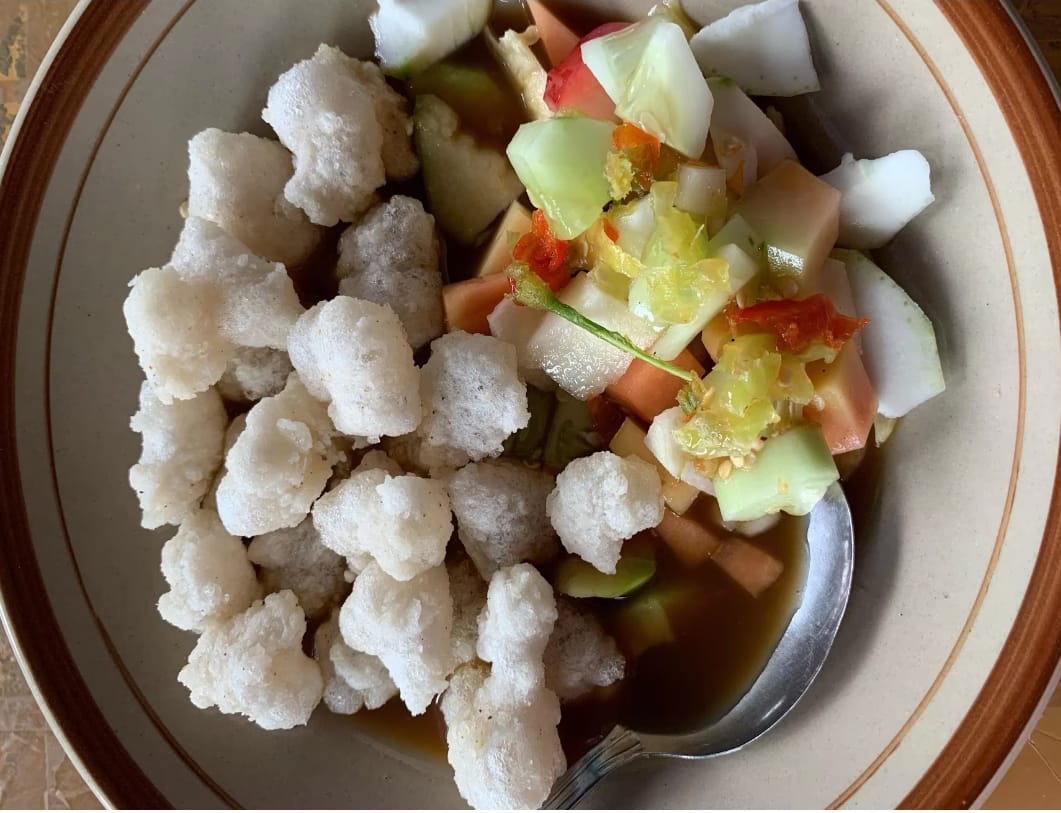 Rujak cireng buah Mbak Aida Kampung Mandar, Banyuwangi tampak seger untuk dinikmati.