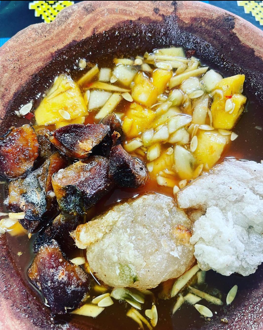 Rujak kelang cireng Mbak Dynasti tampak menggoda selera konsumen.