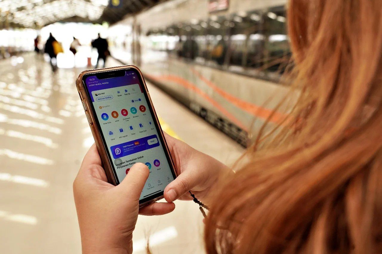 Pelanggan membuka aplikasi Access by KAI.