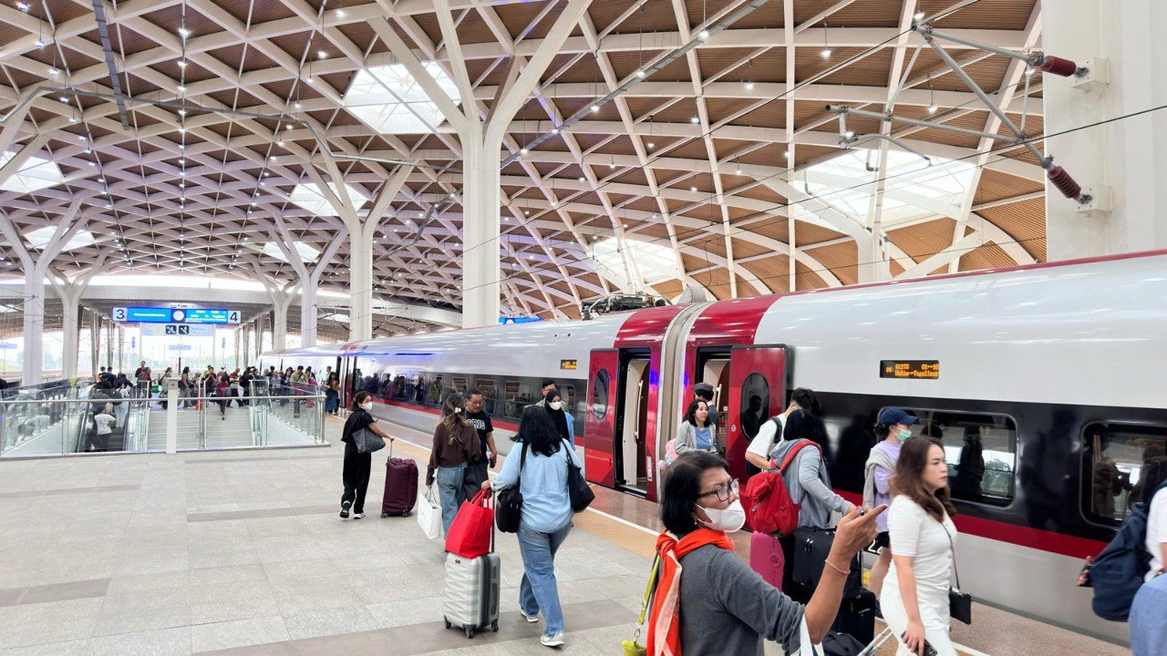 Penumpang kereta cepat Whoosh mulai memadati stasiun jelang Hari Raya Idul Adha.