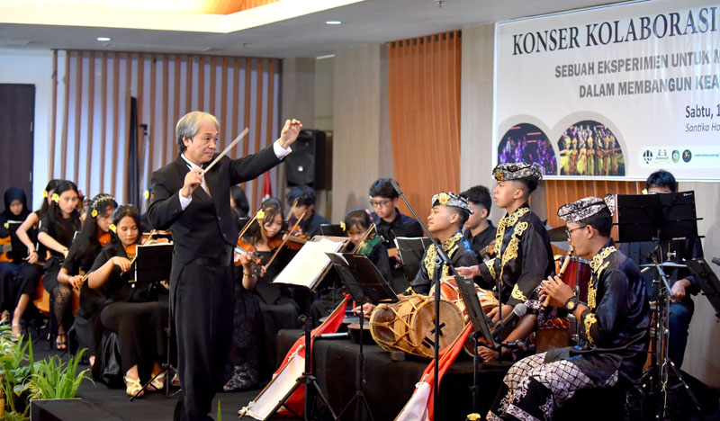 KONSER: Anam Bavisch memimpin musisi etnik Banyuwangi dan para pemusik klasik saat tampil pada ajang Konser Kolaborasi Etnik Blambangan 2024 di Ijen Ballroom, Santika Hotel Banyuwangi pada Sabtu malam