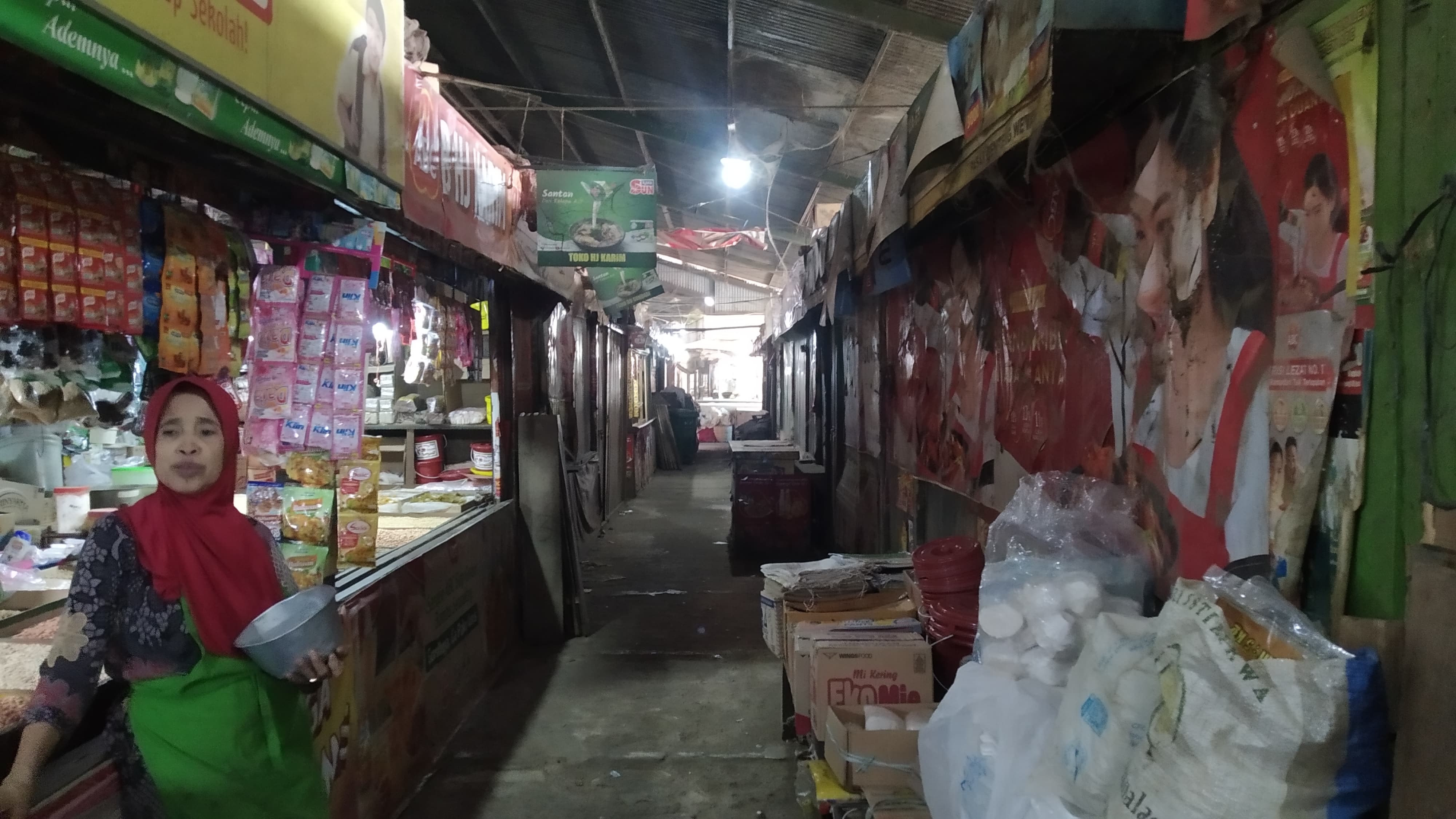 KOSONG: Puluhan lapak pedagang di lantai 2, Pasar Induk Genteng 1, Desa Genteng Kulon, Kecamatan Genteng banyak yang kosong Senin (17/6).