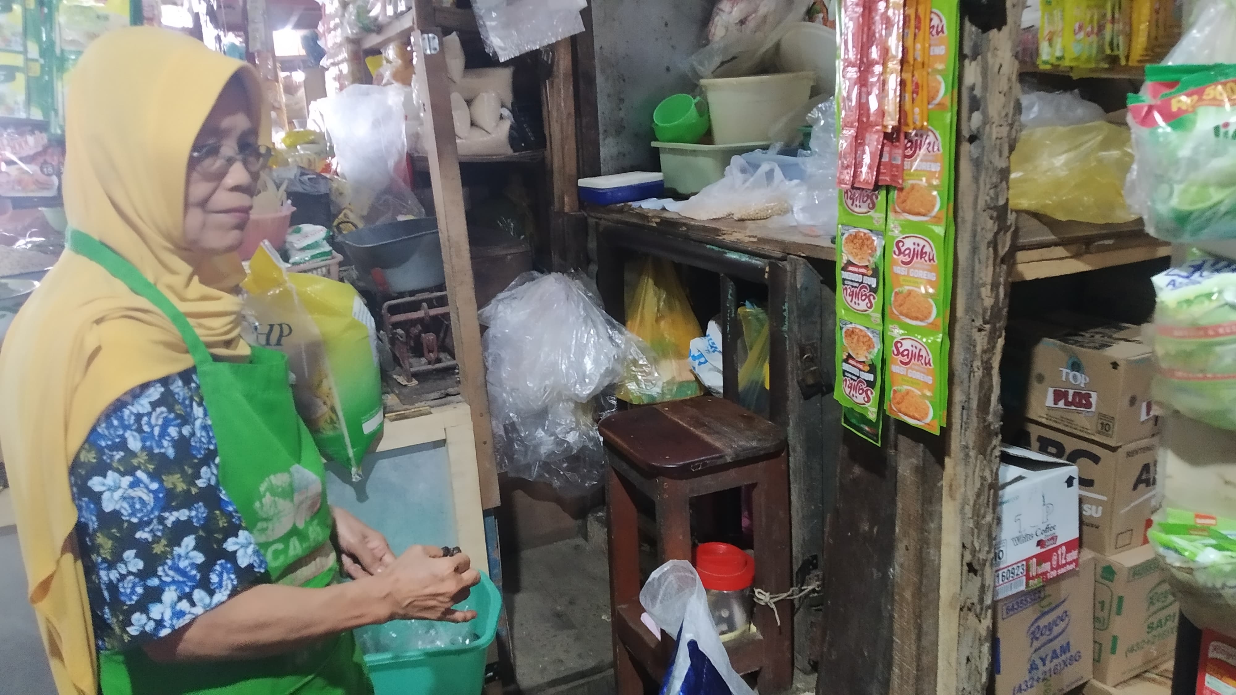 MEMBOBOL: Sumarni menunjukkan lapak dagangnya yang telah dibobol di Lantai 2, Pasar Induk Genteng 1, Desa Genteng Kulon, Kecamatan Genteng.