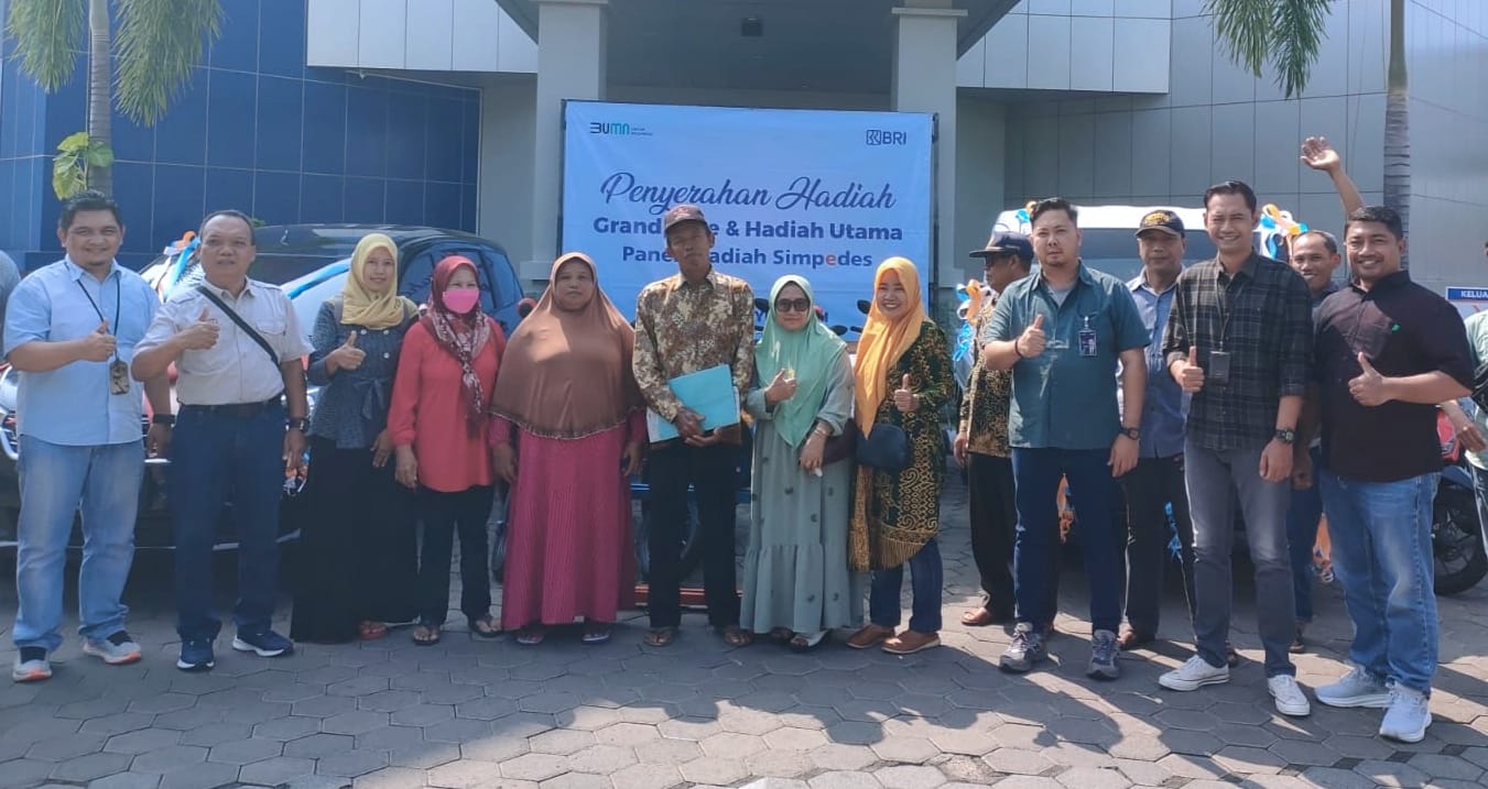 PENYERAHAN HADIAH: Pinca BRI Branch Office Banyuwangi Ashri Agustian Mukti menyerahkan hadiah kepada pemenang undian Pesta Rakyat Simpedes Periode II Tahun 2023 pada Jumat (14/6).