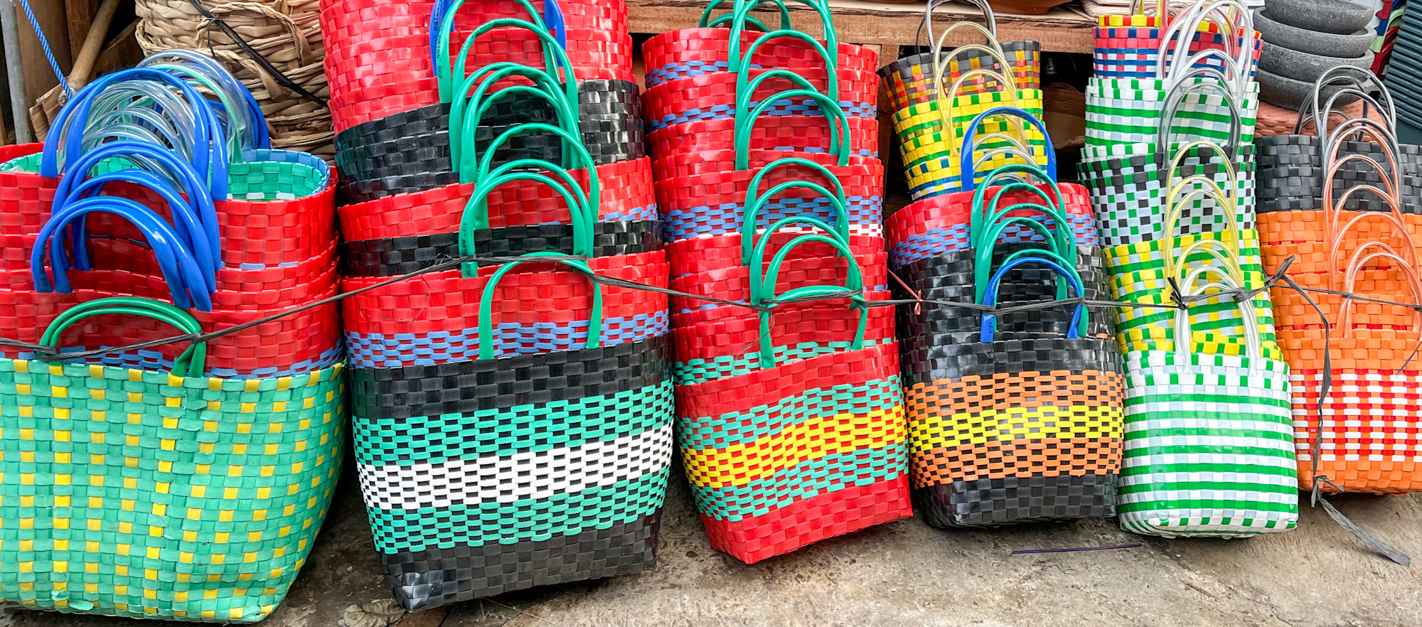 Tas plastik yang biasa dibawa ibu-ibu ke pasar