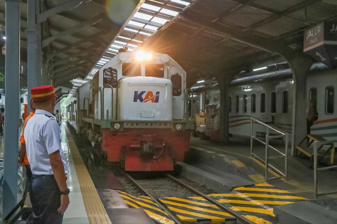 Lonjakan penumpang kereta api selama libur Idul Adha kembali terjadi Selasa (18/6).