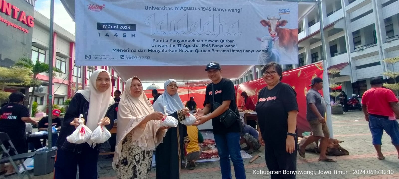 BAGI DAGING: Ketua Panitia Kurban Untag Zaenuddin Imam bersama Wakil Rektor I Bidang Akademik, Kemahasiswaan, dan Alumni Dr Yovita Vivianty Indriadewi Atmadjaja menyerahkan daging kurban