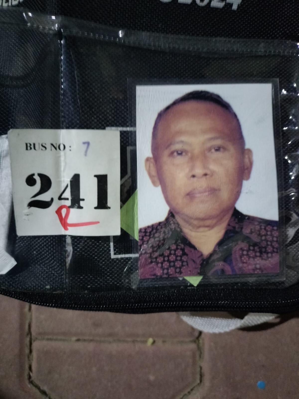 BERDUKA: Pembimbing ibadah kloter SUB-57 Saeroji (pakai rompi) berdoa di depan jenazah Suyoto di pemondokan Mina Selasa (18/6).