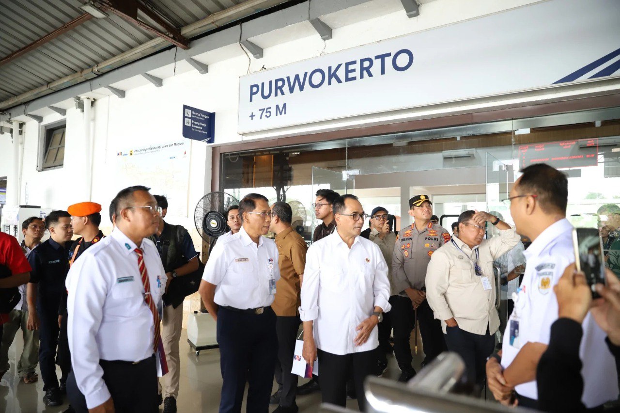 Menhub Budi Karya Sumadi dan Dirut PT KAI Didiek Hartantyo meninjau pelayanan kereta api pada Libur Idul Adha 1445 H di Stasiun Purwokerto, Jawa Tengah.