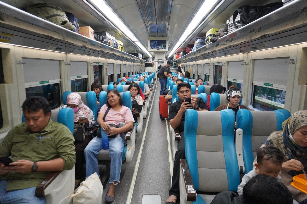 Penumpang memanfaatkan kereta api untuk bepergian selama libur panjang Idul Adha.