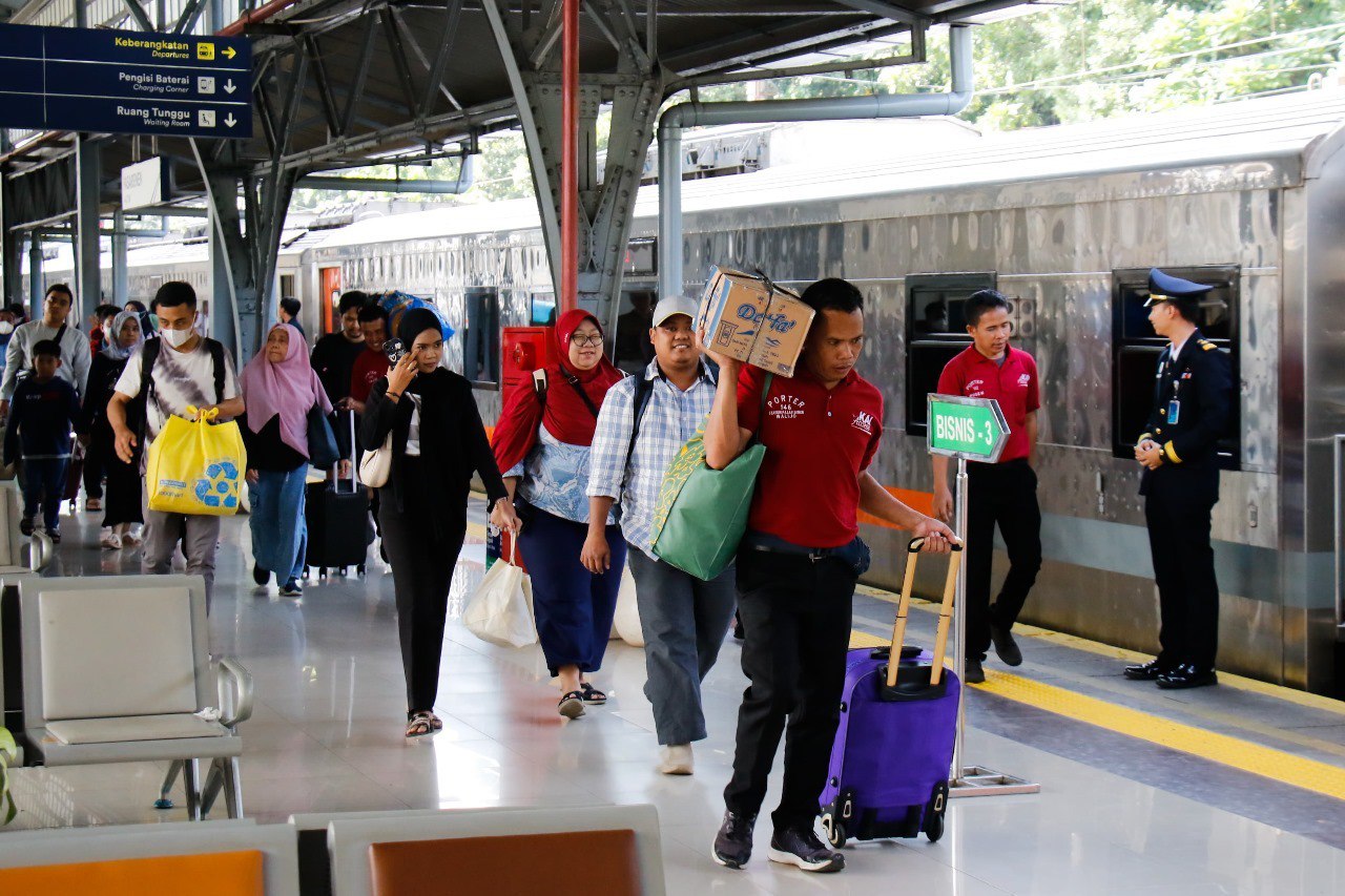 Penumpang kereta api di Stasiun Pasar Senen, Jakarta.
