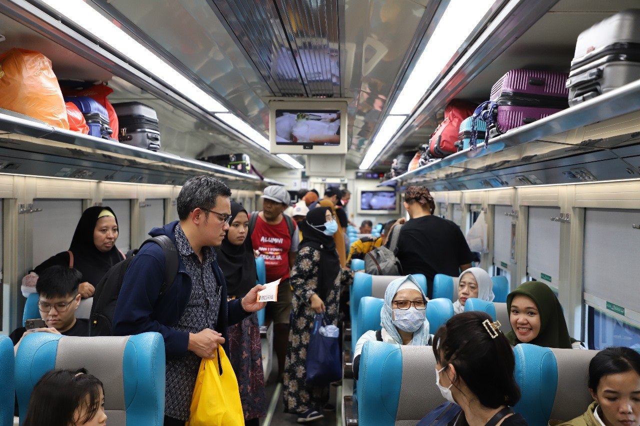 Penumpang naik kereta api ke sejumlah wilayah untuk bepergian saat libur Idul Adha.