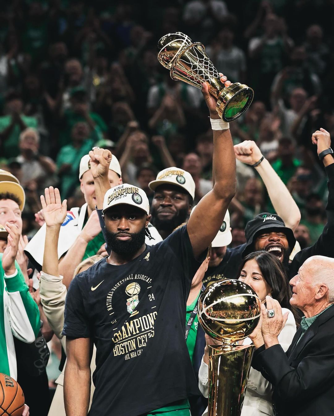 Jaylen Brown memegang piala MVP Final miliknya