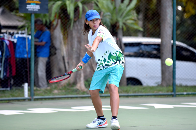 KEJAR PRESTASI: Peserta Banyuwangi Open Yunior bertanding di lapangan tenis GOR Tawangalun Rabu (19/6).