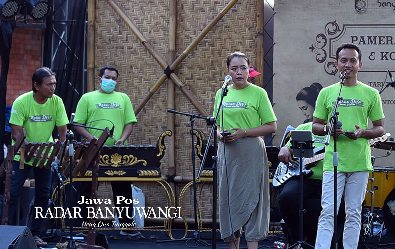 Sejumlah seniman dan musisi melakukan presentasi musik pengiring BEC 2024 di Dinas Pariwisata dan Kebudayaan Banyuwangi.