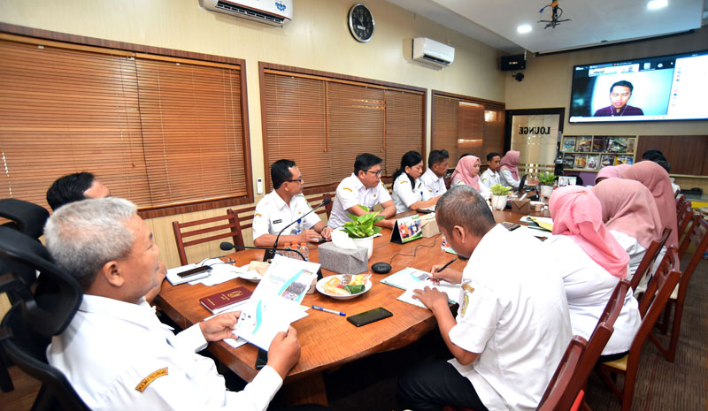 PERSIAPAN: Arief Setiawan memimpin sosialisasi program Jagoan Tani 2024 di lounge kantor Dispertan Banyuwangi Rabu (19/6).