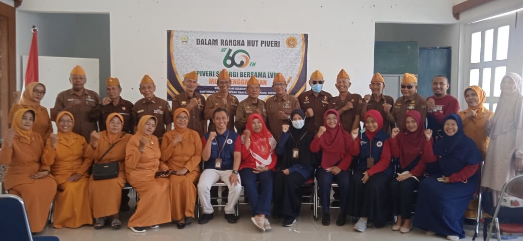 KOMPAK: Pengurus Piveri, Pepabri, LVRI, Perip, pengurus Purnawirawan TNI AD, AL, dan Polri ikut hadir dalam baksos di TMP Wisma Raga Satria, Sabtu (15/6). Peserta baksos ikut cek tensi, gula darah, da