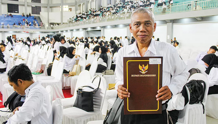 AKHIR BAHAGIA: Setelah mengabdi selama 24 tahun, Romandon menerima SK PPPK di usia 49 tahun.