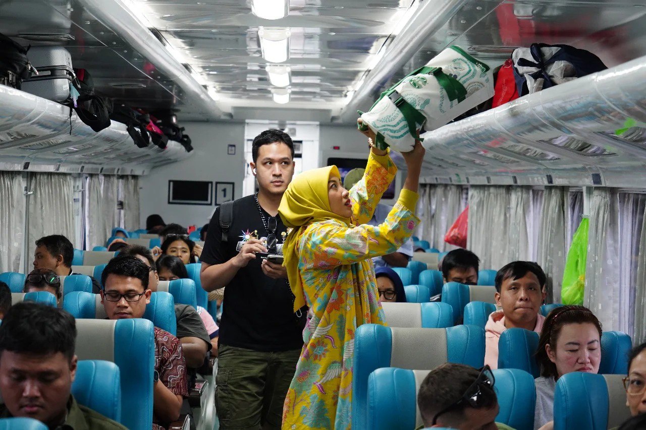Penumpang menggunakan kereta api untuk bepergian selama libur Idul Adha 1445 Hijriah.