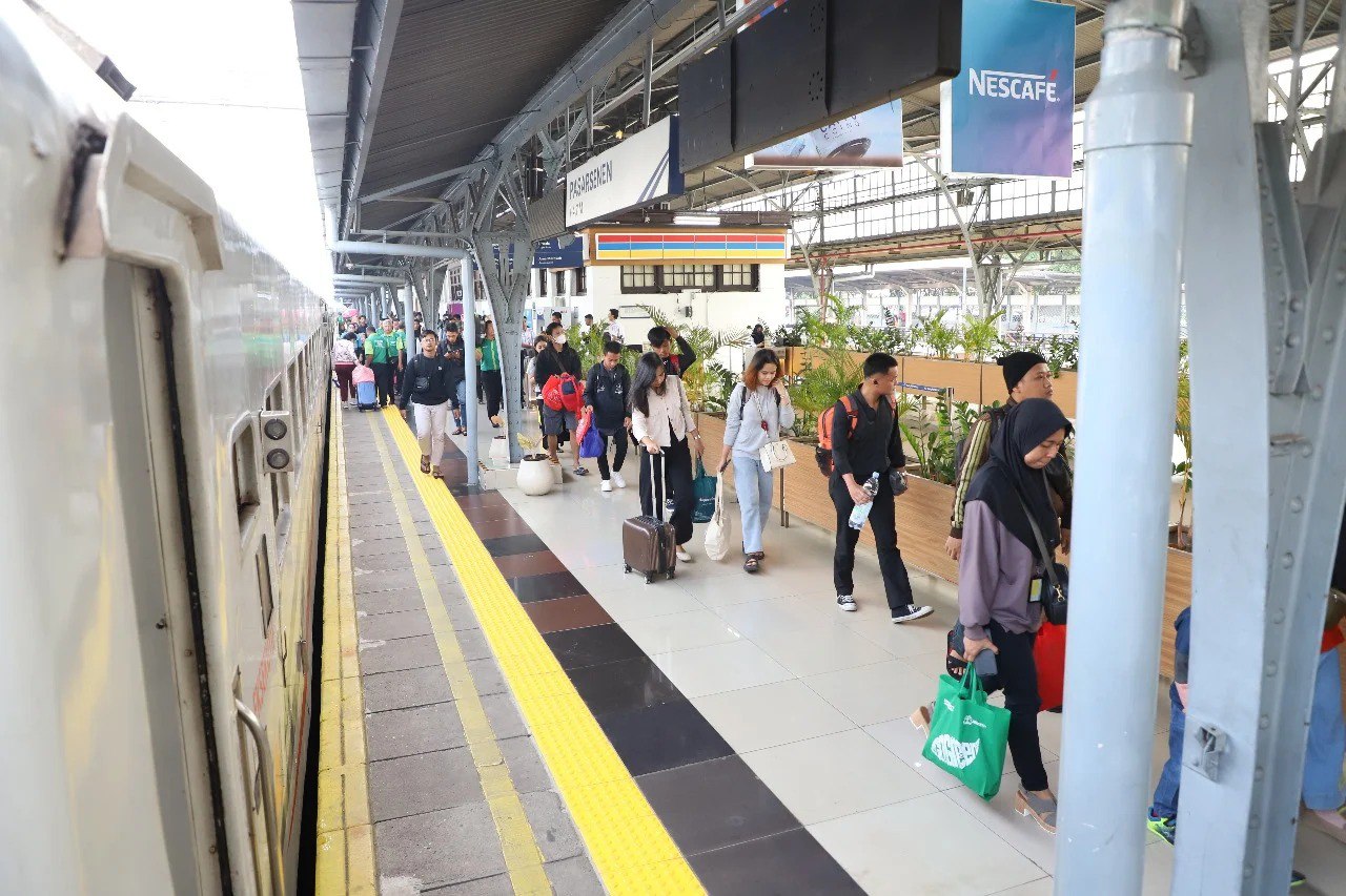 Kepadatan penumpang kereta api di Stasiun Pasar Senen, Jakarta.