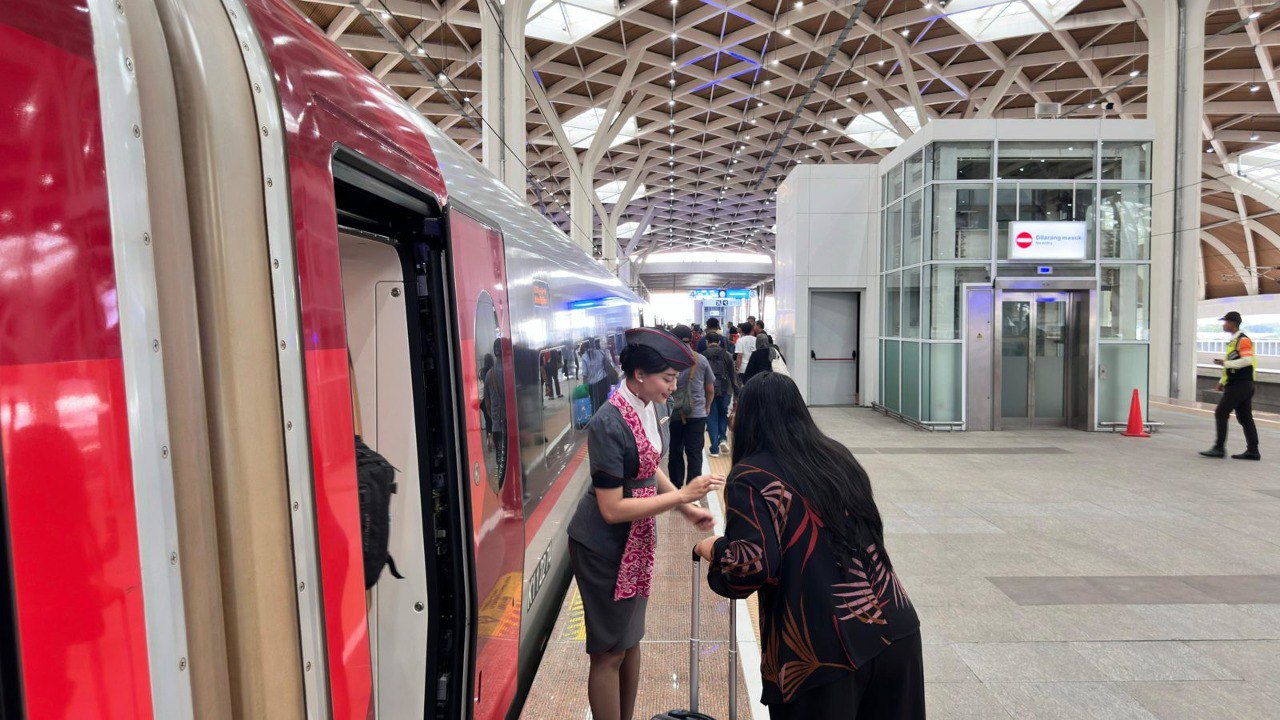 Kereta cepat Whoosh jadi favorit penumpang untuk bepergian selama libur Idul Adha.
