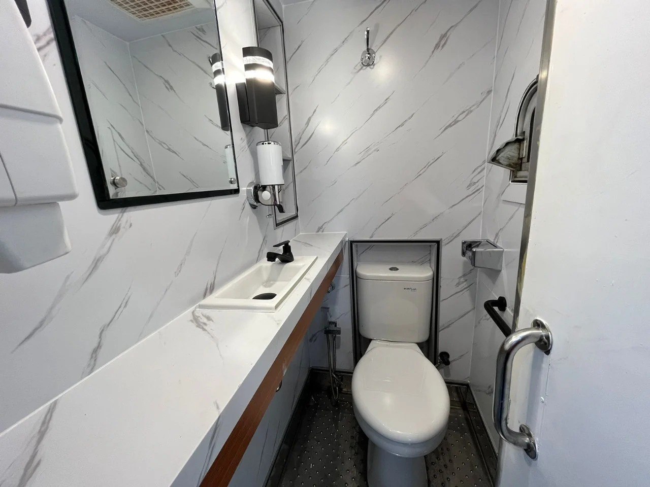 Toilet di dalam kereta ekonomi new generation.