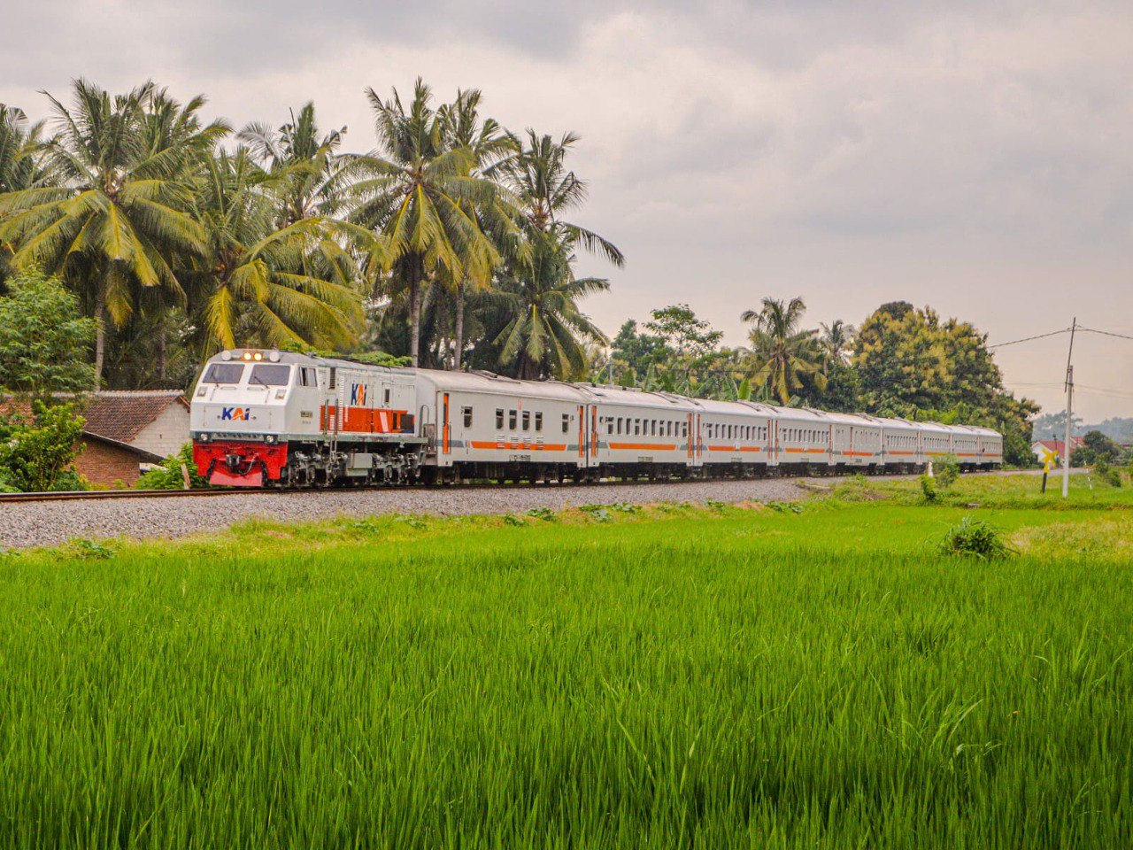 Kereta Api Mutiara Timur melayani penumpang dengan kereta ekonomi new generation.