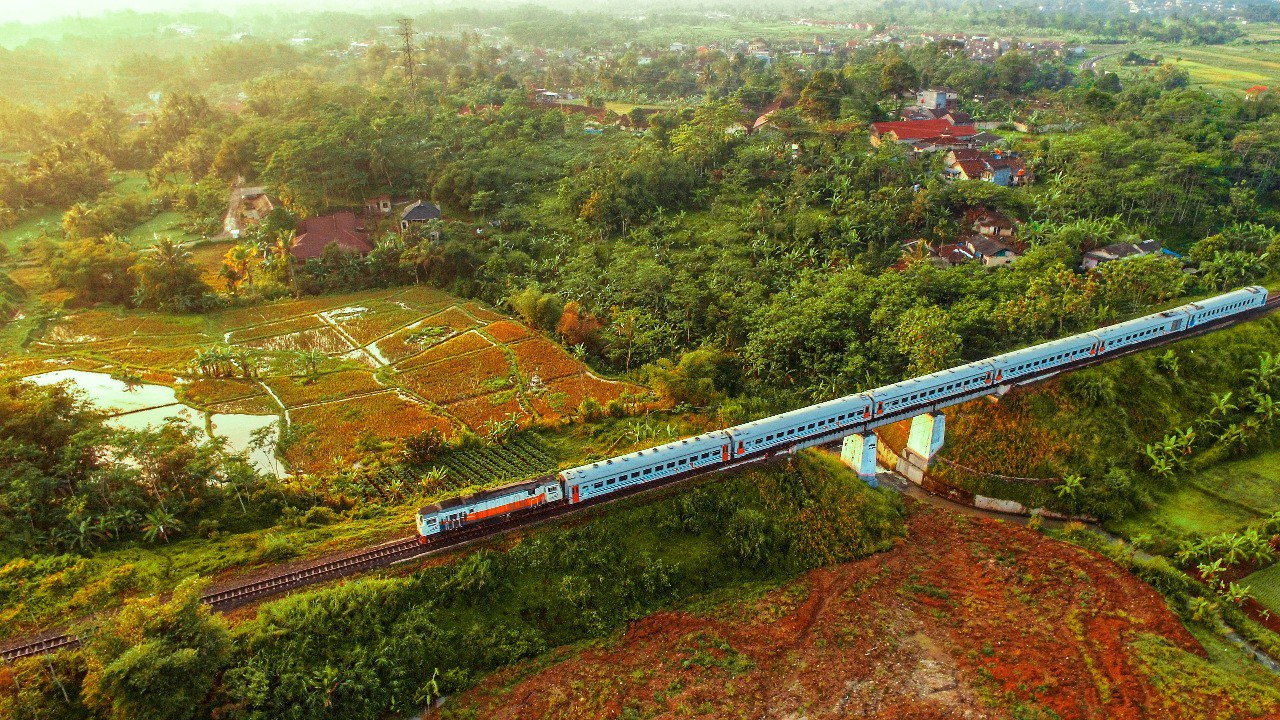 Kereta Api Pangrango di jembatan rel antara Stasiun Cigombong dengan Stasiun Maseng.