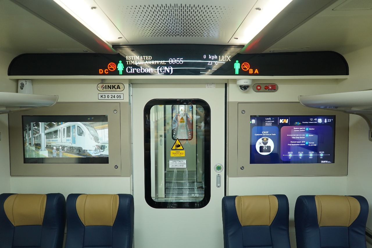 Papan informasi yang lebih lengkap dan modern di kereta ekonomi stainless steel new generation.