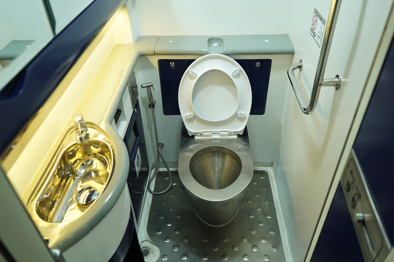 Toilet pria di kereta ekonomi stainless steel new generation yang dilengkapi tempat wudhu.