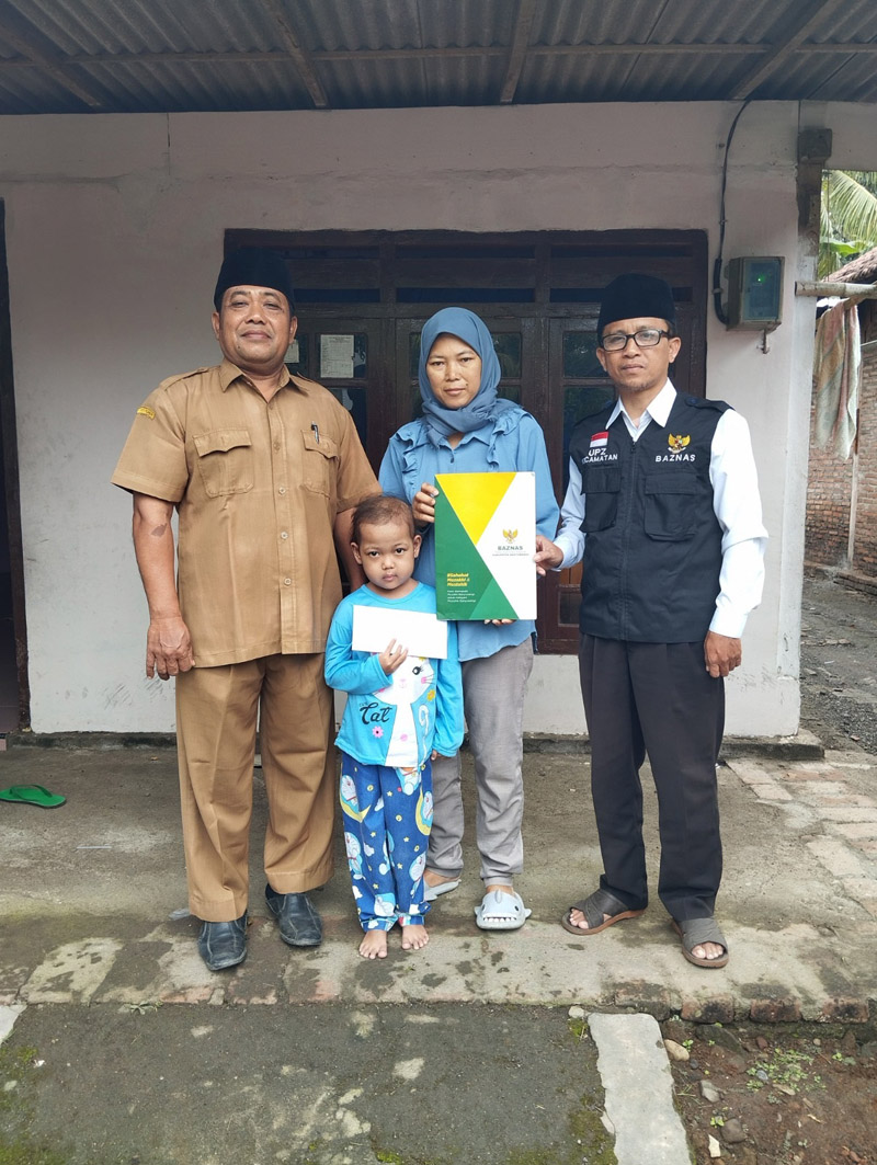 DARI PARA MUZAKI: Petugas Baznas menyerahkan bantuan kepada keluarga Ananda Nur Trihapsari.
