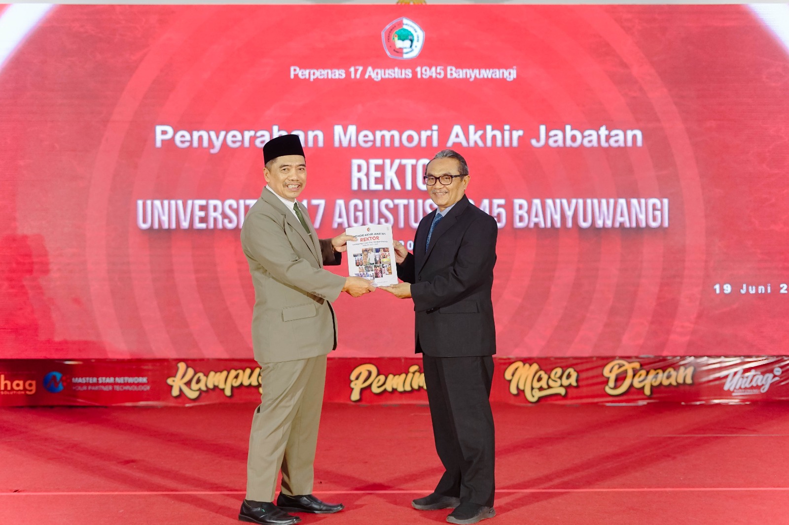 PURNATUGAS: Rektor Untag&nbsp;Banyuwangi Periode 2020&ndash;2024 Drs&nbsp;Andang Subaharianto MHum menyerahkan memori akhir jabatan kepada Ketua Perpenas Sugihartoyo SH MH.&nbsp;