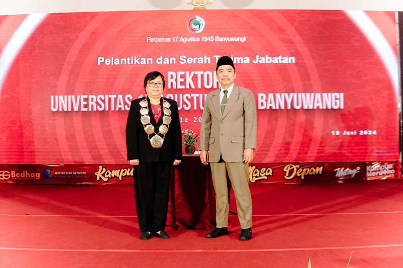 FOTO BERSAMA:&nbsp;Ketua Perpenas Sugihartoyo SH MH (kanan) berdampingan dengan Rektor Untag Banyuwangi Periode 2024&ndash;2028 Dr Yovita Vivianty Indriadewi Atmadjaja SE MCom usai pengalungan jabatan (gordon).&nbsp;