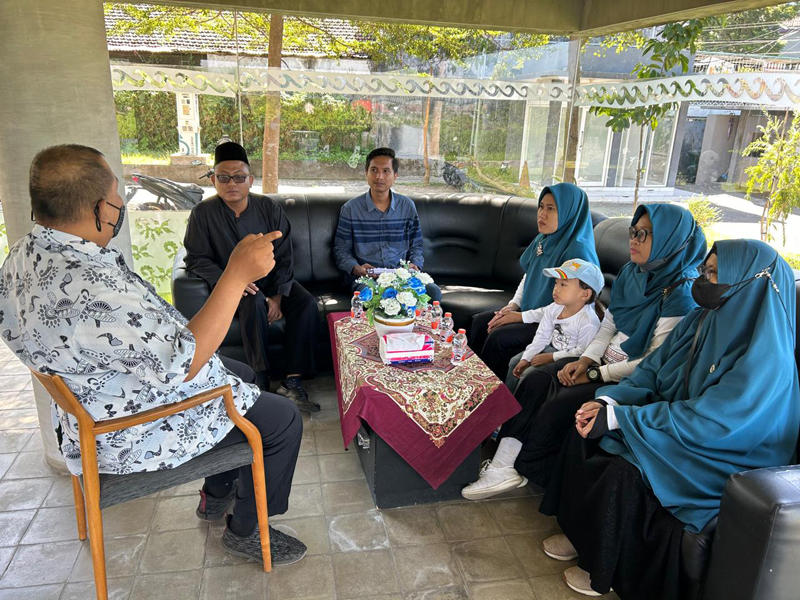 SILATURAHMI: Kepala SDIT Al Uswah 2 Banyuwangi Muhamad Sugianto (berkopiah) bersama guru dan perwakilan komite berkunjung ke kantor JP-RaBa pada Kamis (20/6).