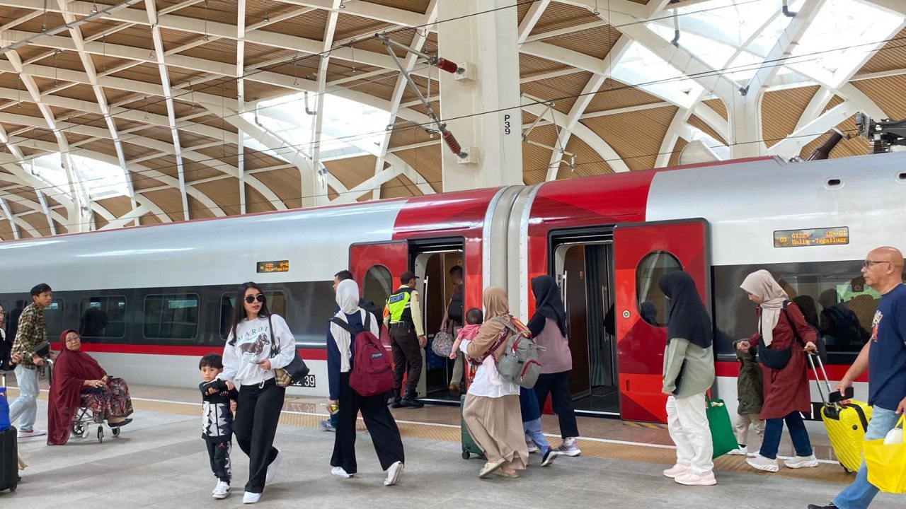 Penumpang kereta cepat Whoosh memanfaatkan momen libur Idul Adha untuk bepergian ke luar kota.