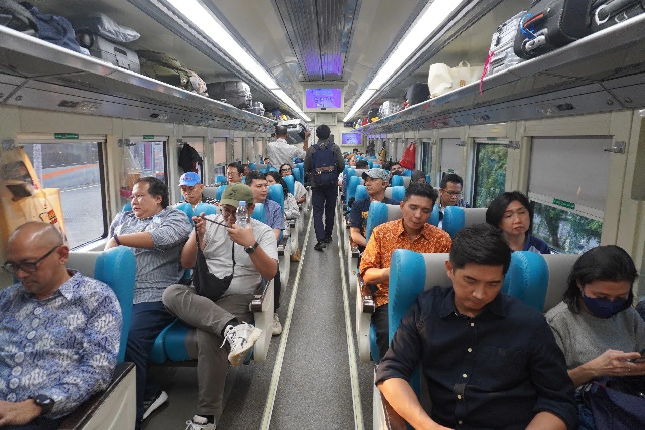 Selama libur panjang Idul Adha, banyak masyarakat menggunakan kereta api untuk bepergian.