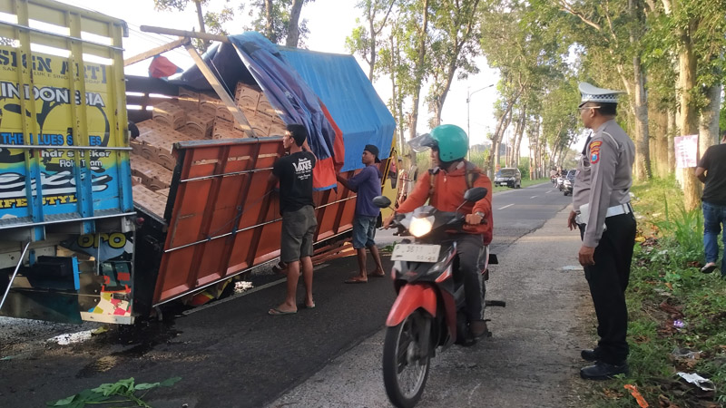 AMBLES: Truk bermuatan puluhan kardus minyak nyaris terguling di jalan raya Dusun Nganjukan, Desa Karangsari, Kecamatan Sempu Kamis (20/6) sore.