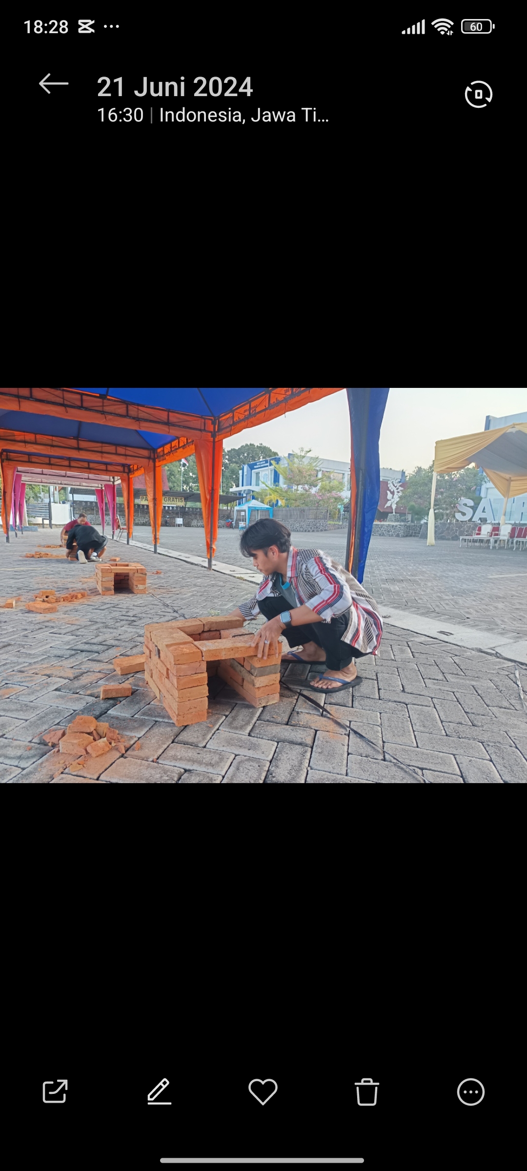 Panitia menata batu bata untung dijadikan tungku guna perapian sangrai kopi