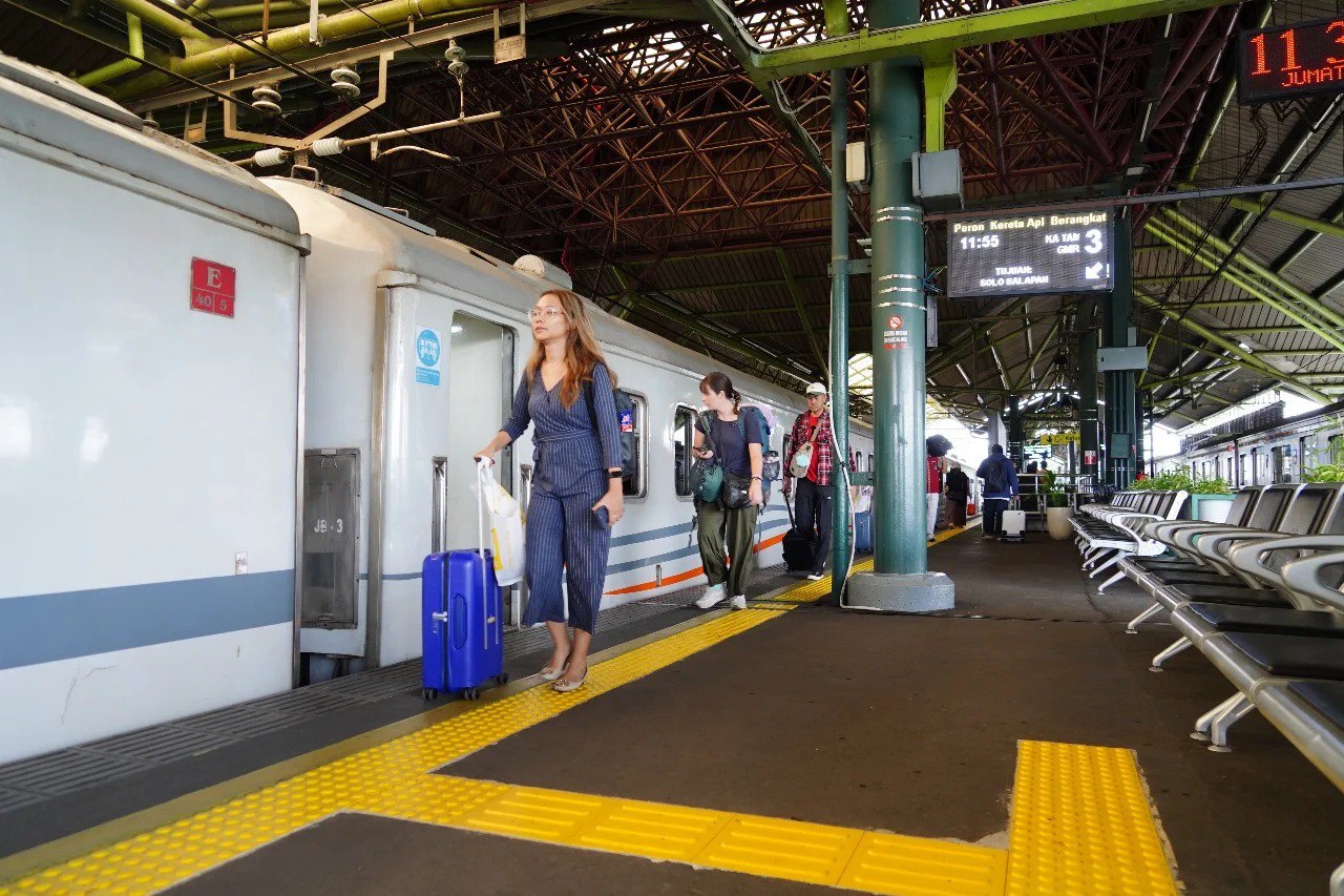 Penumpang kereta api memadati Stasiun Gambir selama libur Idul Adha 1445 Hijriah.
